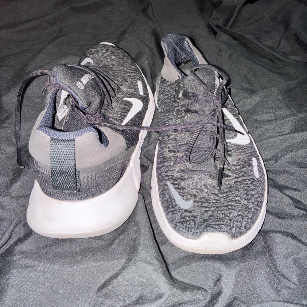 Nike Men's Black and White Athletic Shoes - Picture 3 of 6